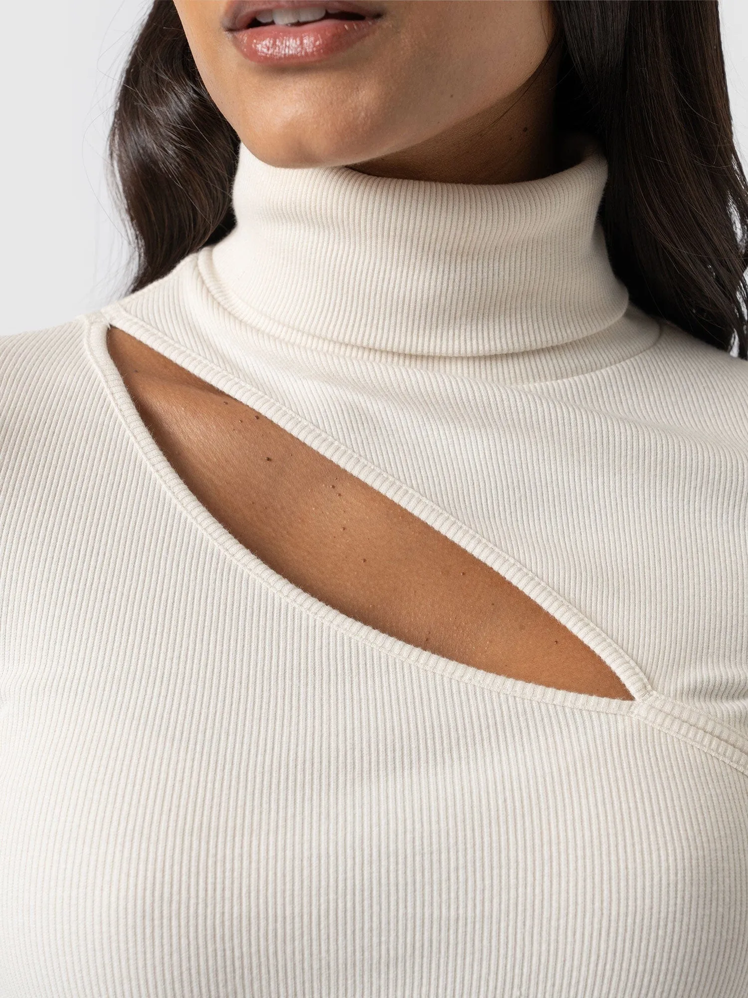 Reveal Turtle Neck - Cream